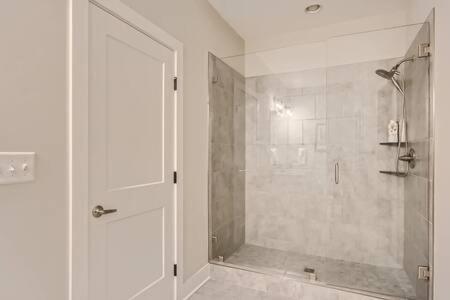 New Build 5 Min To Broadway Sleeps 10 * Nashville