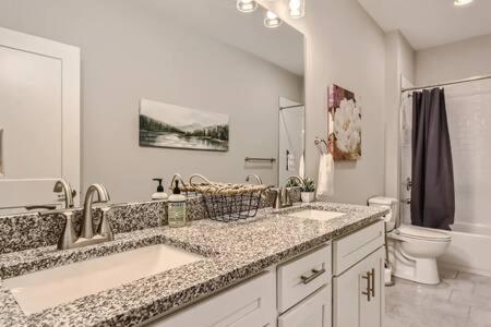New Build 5 Min To Broadway Sleeps 10
